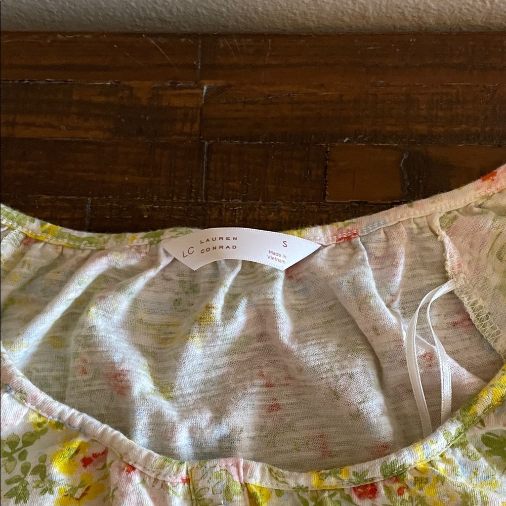 LC Lauren Conrad White Floral Short Sleeve Tee